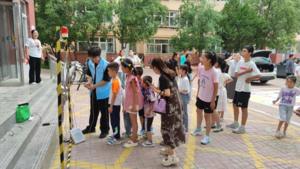 银川市青少年科技辅导员协会联合清和社区开展“红星闪闪探未来”科普月体验活动。